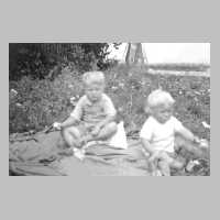 110-0081 Gerhard und Erwin Rose neben dem Gutsgarten Warnienhof 1937. Hinten im Bild ist die Windmuehle zu erkennen.jpg